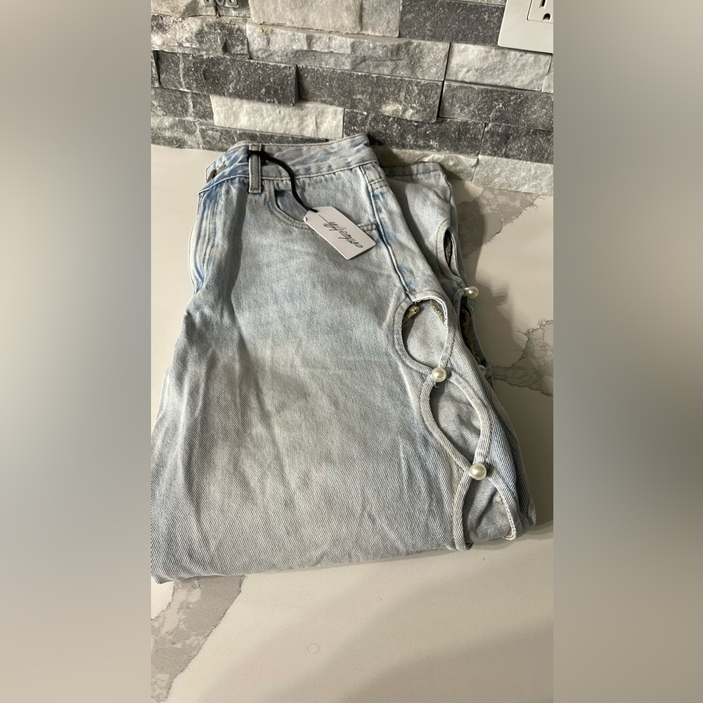 Retails over 86$ pearl sexy cutout jeans cropped
